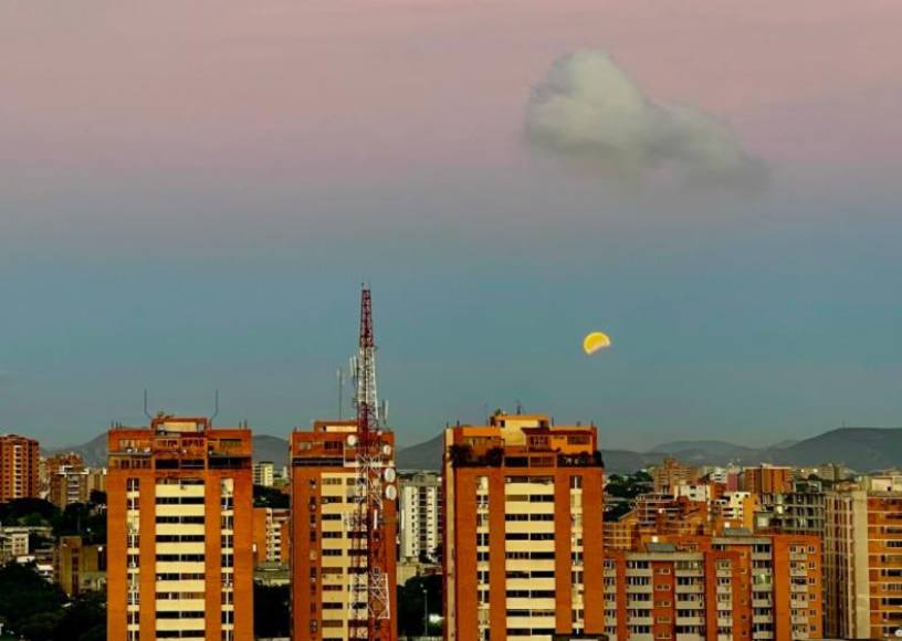 En este contexto, hay tres tipos básicos de eclipses lunares: el de luna penumbral que atraviesa la sombra exterior, lunar parcial que atraviesa la sombra interior, y total de luna que atraviesa la umbral y tiene un vibrante color rojo.