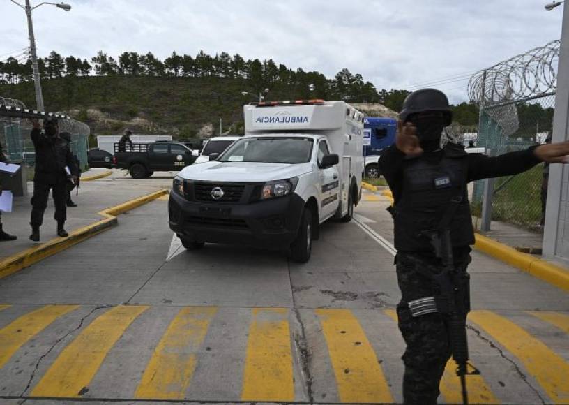 Una ambulancia abanadona la región oriental, con destino a Tegucigalpa, a 64 kilómetros. Foto: AFP