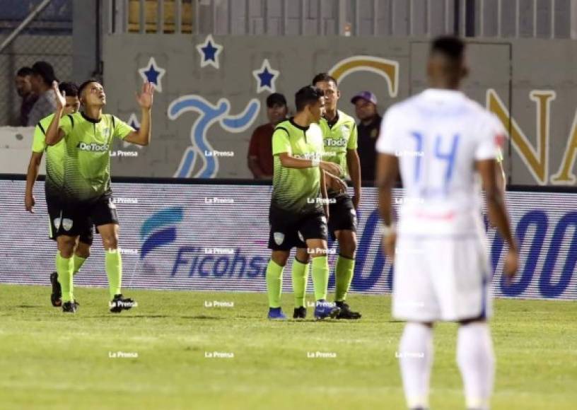 Jessé Moncada (izquierda) celebrando su gol que dio el empate al Real de Minas ante Olimpia.