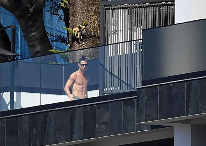 Durante la cuarentena en Portugal, Cristiano Ronaldo ha sido fotografiado disfrutando en la piscina y en el gimnasio en la nueva casa que tiene en Madeira.