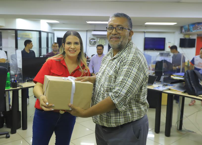 También se entregaron premios a los colaboradores. Neptaly Romero fue uno de los ganadores.