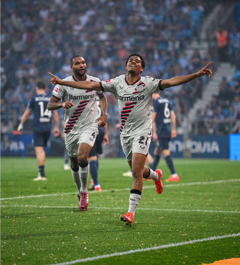 Amine Adli celebrando el tercer gol del Bayer Leverkusen.