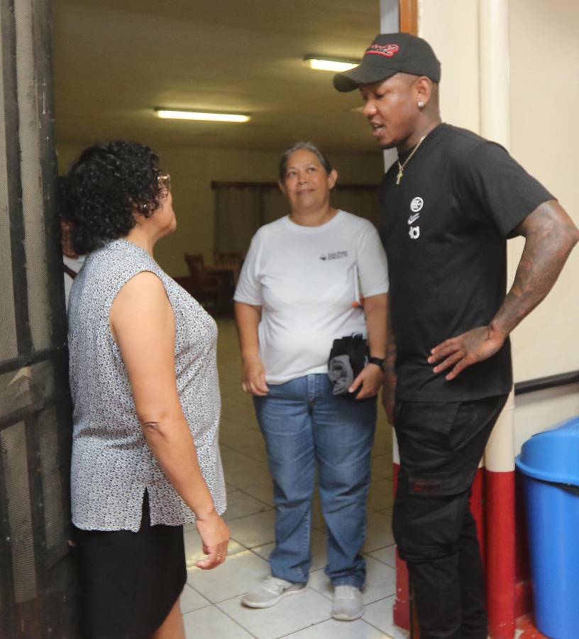 Romell Quioto visitó la Casa Hogar Bencaleth en Tegucigalpa.