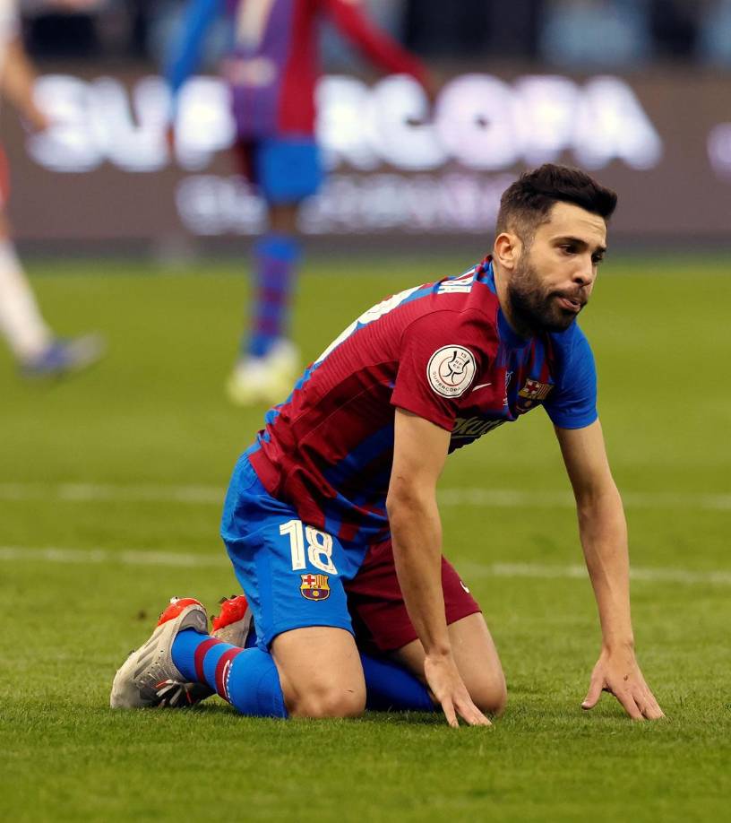 Jordi Alba se lamenta tras la derrota contra el Real Madrid.