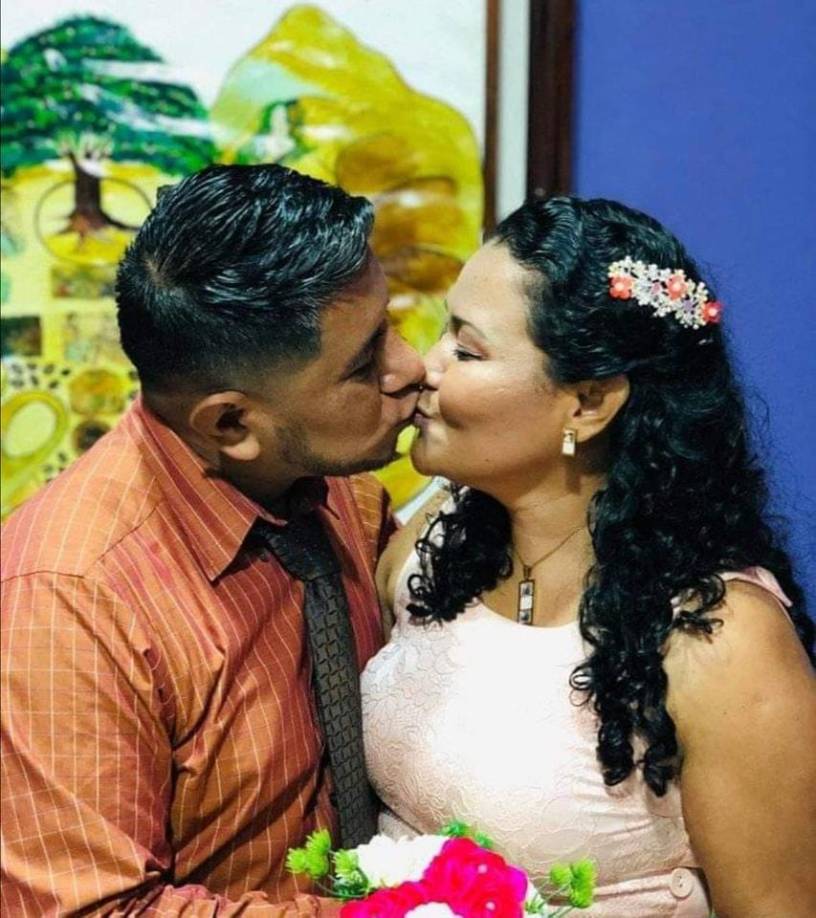 ”El bus pegó con el paredón”, informó Hernández. En el lugar estaba lloviendo al momento del accidente. En la imagen, la pareja de pastores recién casados. 