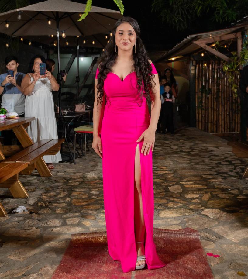 Sus madrina Nazareth Martínez junto a la madre de la quinceañera, Isabel Olivero, fueron quienes organizaron el ameno festejo para celebrar la vida de su princesa Amanda.