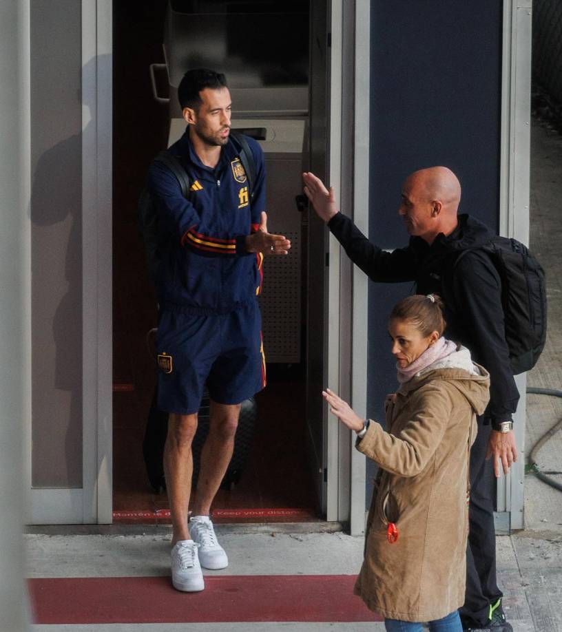 Luis Rubiales, presidente de la Real Federación Española de Fútbol (RFEf), saludó a cada uno de los integrantes del equipo, en esta caso estrecha la mano de Sergio Busquets.