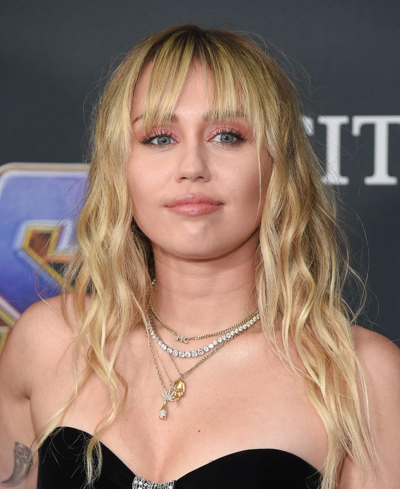 Miley Cyrus recibe estrella en el Paseo de la Fama de Hollywood