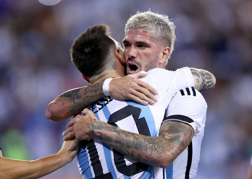 Rodrigo de Paul abrazó a Messi tras uno de los goles.