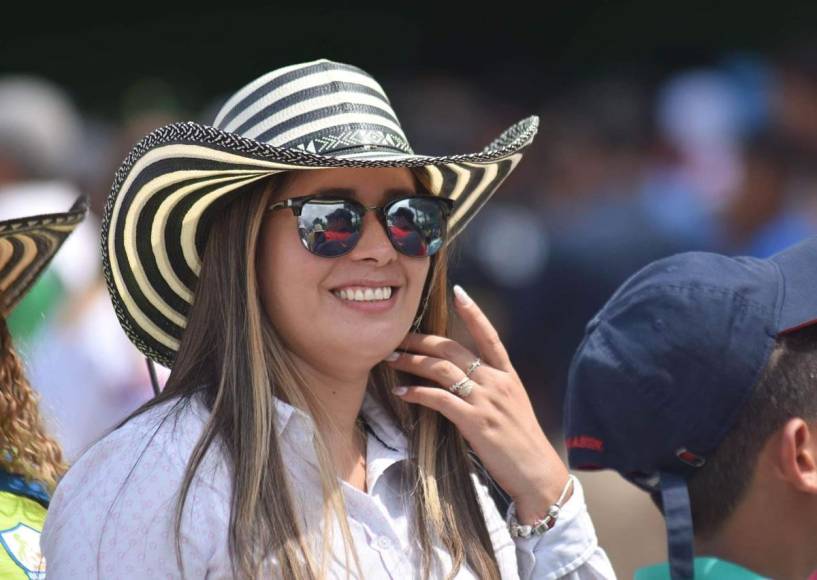 Mujer policía cautiva: Las bellas chicas de la final de ida Olancho-Olimpia