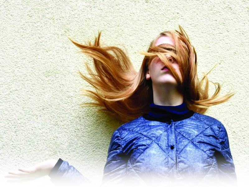 El estilo con capas que enmarcan el rostro y quedan ideales si te recoges el cabello, son ideales para pelo largo.