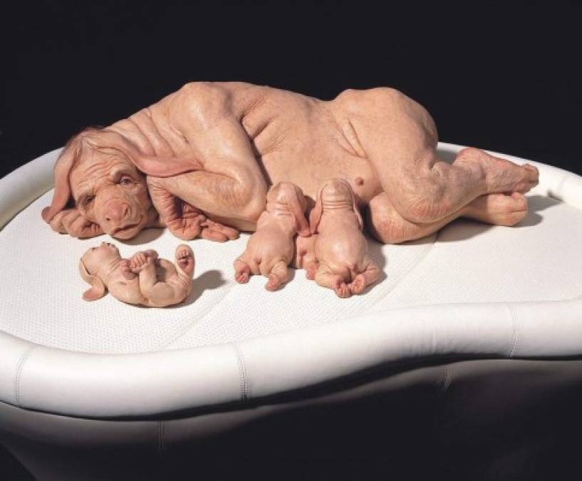 La artista Patricia Piccinini tiene obras celebres como 'The Young Family' expuesta en el bienal de Venecia en 2002.