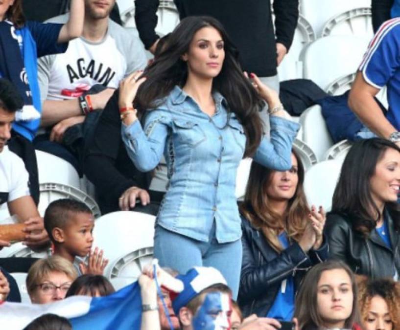 En todos los partidos de lo que va de la Euro, ella ha lucido radiante y acapara la atención de los fanáticos.