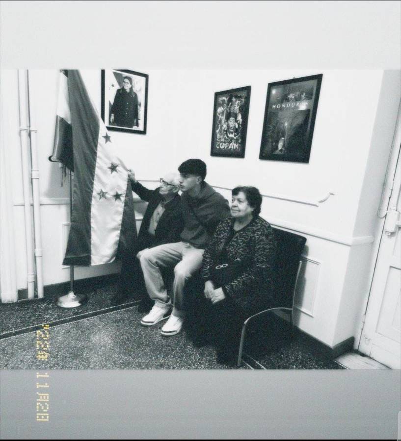 Valerio Marinacci junto a sus abuelos en la embajada de Honduras en Italia.