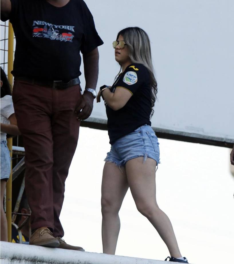 Una guapa aficionada del Real España llegando a las graderías del estadio Olímpico para ver el partido.