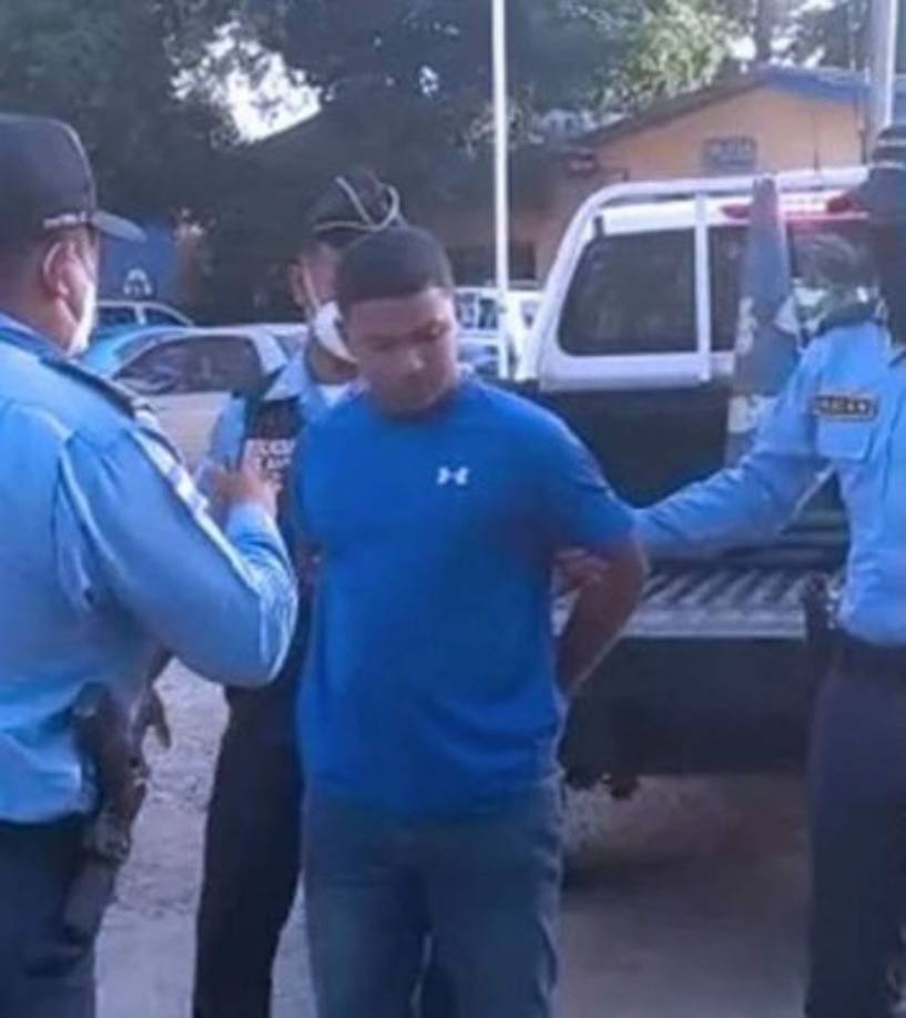 Las autoridades policiales informaron que Quiroz Puerto fue detenido bajo los cargos de feminicidio agravado, homicidio, robo de vehículo, maltrato contra la mujer y portación ilegal de arma de uso permitido.