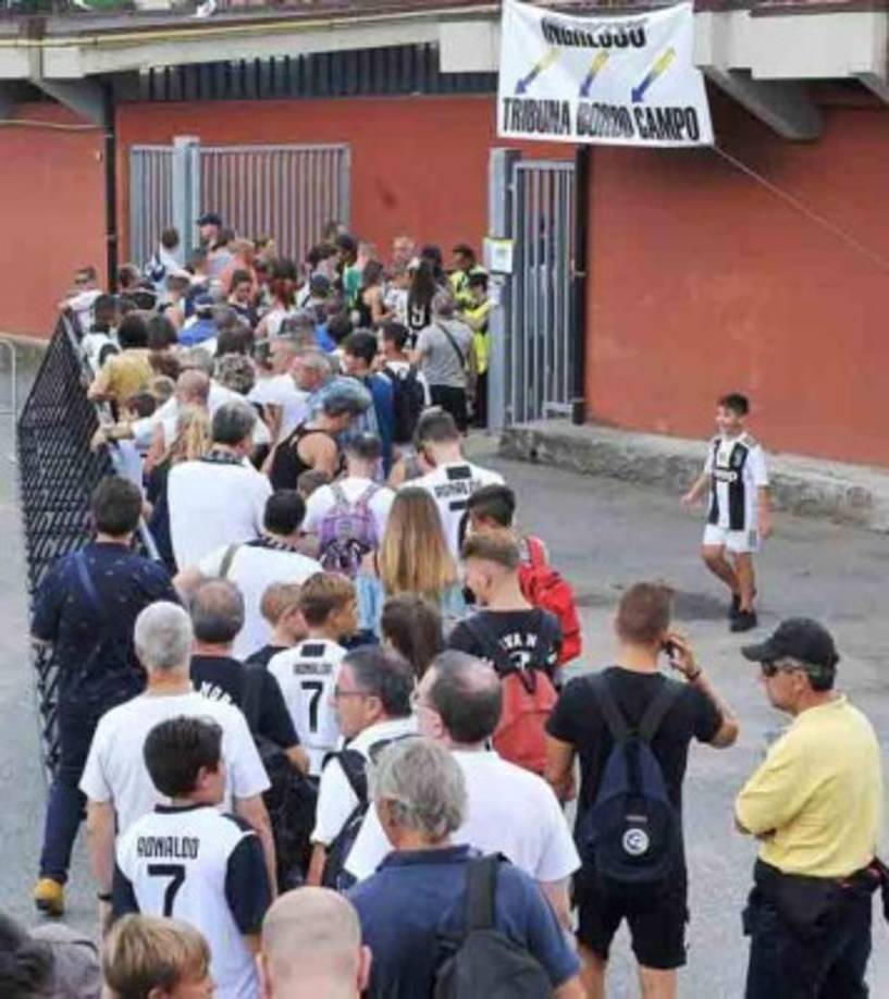 Manchester United's English defender Chris Smalling (L) and Manchester United's French midfielder Paul Pogba (2ndL) celebrate after Juventus' Brazilian defender Alex Sandro (C) scored an own goal during the UEFA Champions League group H football match Juventus vs Manchester United at the Allianz stadium in Turin on November 7, 2018. (Photo by Isabella BONOTTO / AFP)