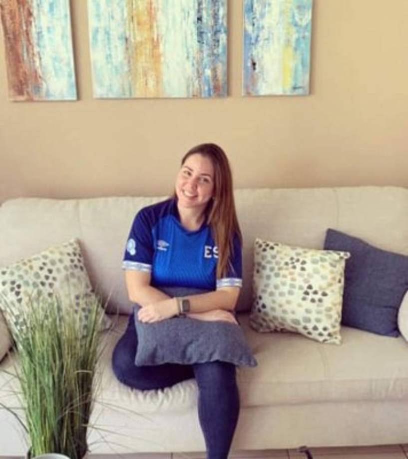 Dianna Escobar es una hermosa periodista salvadoreña que labora en el programa 'La Polémica'.