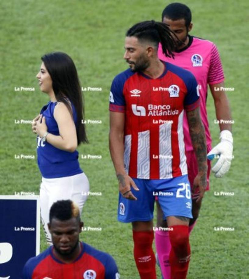 Esta bella edecán distrajó las miradas del los futbolistas del Olimpia, Jonathan Ferrari y Edrick Menjívar.