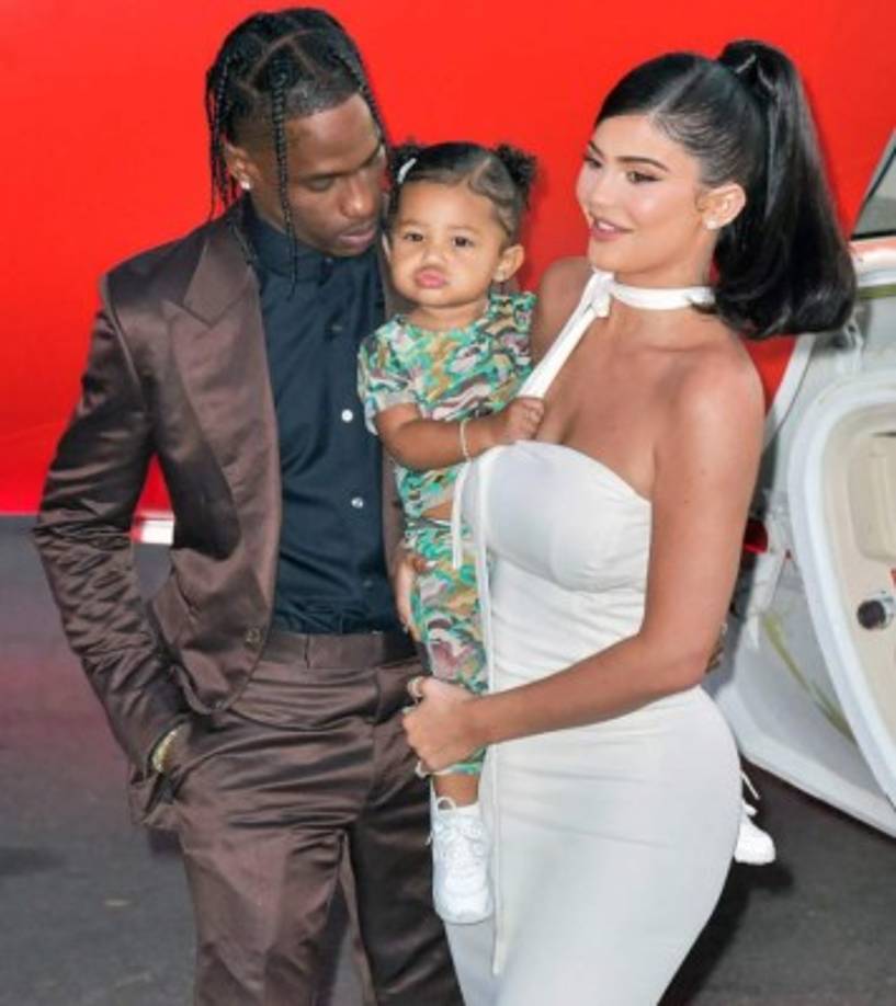 kylie Jenner y Travis Scott<br/><br/>Sin dar muchos detalles la pareja de confirmó su ruptura en septiembre, después de más de dos años juntos y una hija en común, Stormi. Hay varios rumores sobre los motivos de la separación, el primero es que Travis no quiso formalizar su relación casándose con la multimillonaria, quien además deseaba tener más hijos inmediatamente. La segunda, un poco más creíble, es que el rapero la engañó con una modelo de Instagram. Los internautas incluso presentaron pruebas del presunto affair.<br/>