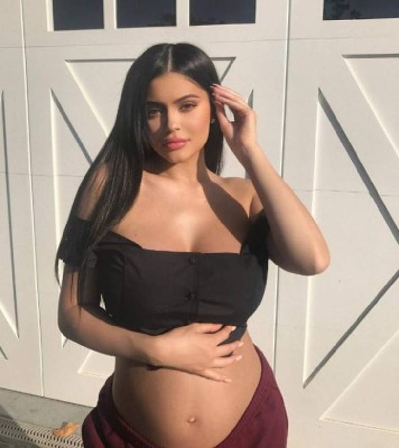 'Embarazada con mi niña. No puedo creer que mi hija cumplirá dos años pronto ... ', escribió junto a la foto que la muestra de frente acariciando su pancita.<br/>