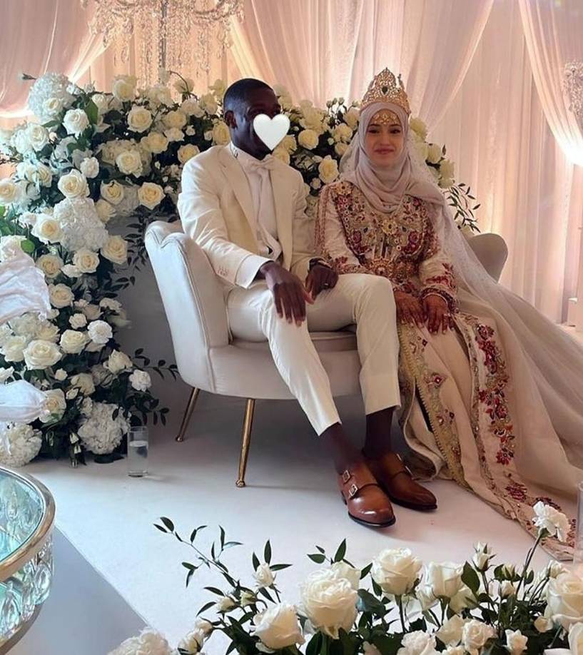 Ousmane Dembélé sorprendió a todo el FC Barcelona con su inesperada boda en medio de sus vacaciones. A través de las redes sociales se hicieron vírales imágenes del casamiento del jugador francés, quien ha celebrado una ceremonia basada en los “ritos musulmanes de las vertientes africanas”.
