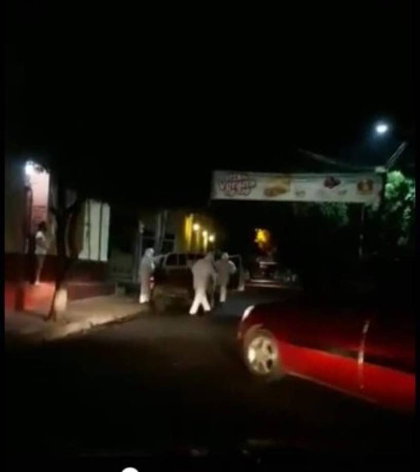 Además de las misteriosas muertes súbitas en las calles, medios locales han captado imágenes de entierros inmediatos que se realizan de noche por personal cubierto con trajes de protección.