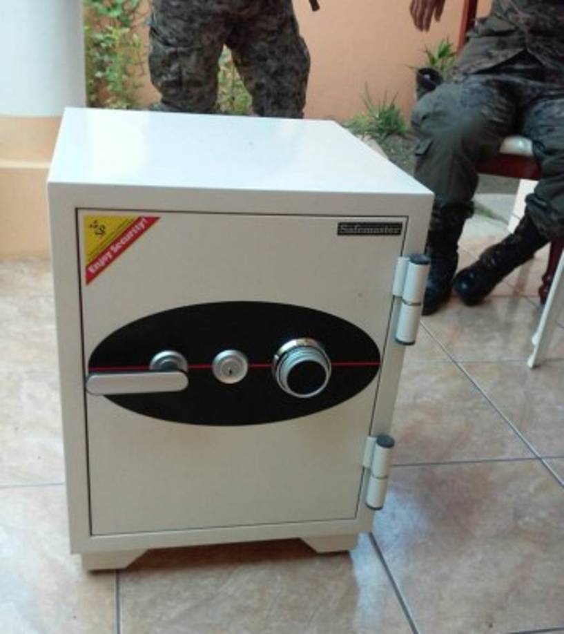 En esta caja de seguridad estaba oculto el dinero en dólares.