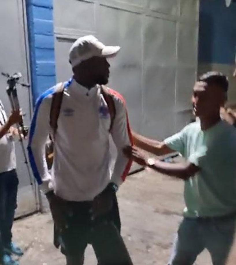 Tras el final del juego, Yustin Arboleda fue esperado en las afueras del estadio por un grupo de aficionados que le solicitaron una fotografía. El colombiano compartió unos minutos con ellos. 