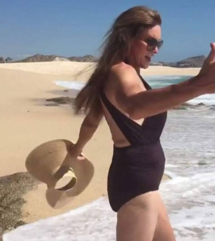 Junto al clio escribió: 'Hace 40 años, mi terapeuta me preguntó cuál era mi fantasía. Le dije que caminar en la playa y se ser mi yo auténtico ...'