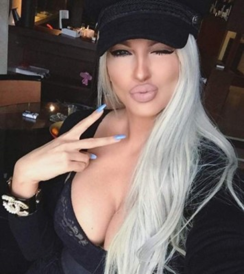 Karleusa, cargó contra el holandés en las redes sociales, insultándole gravemente.