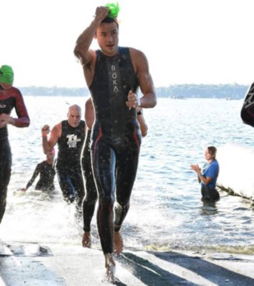 Dylan Efron tiene 25 años y es el hermano menor de Zac, que tiene 30.