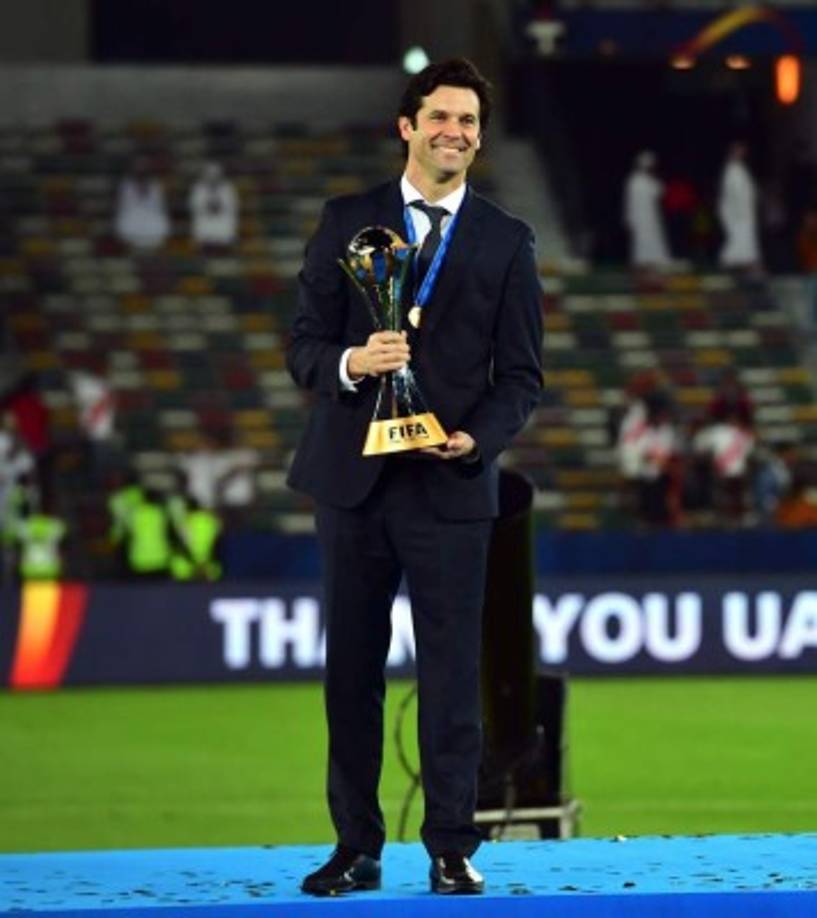 Santiago Solari posando con el trofeo de campeón del Mundial de Clubes.
