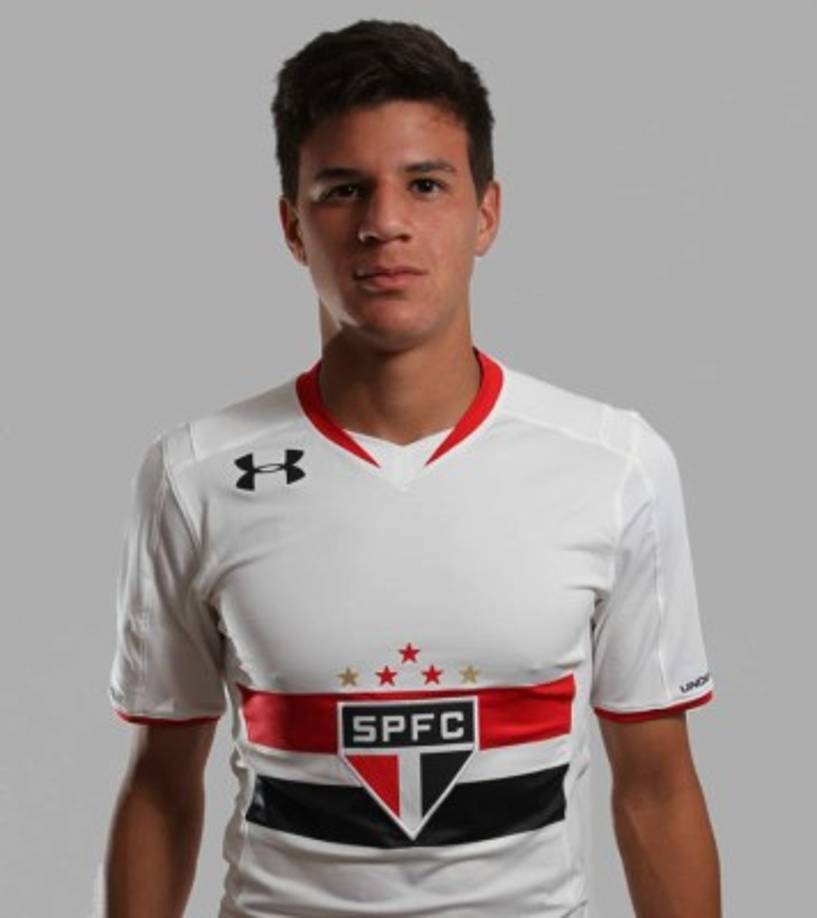 El Real Madrid ya está pensando en el futuro. Tras conocer la decisión del TAS, el conjunto entrenado por Zinedine Zidane ya está rastreando el mercado de fichajes en busca de varios jugadores que puedan mejorar la actual plantilla. Uno de ellos es Augusto Galván, uno de los grandes talentos brasileños que ha conseguido acaparar las miradas tanto del Barcelona como del Real Madrid, tal y como ocurriese con Neymar Jr. Sin embargo, según apunta el diario Marca, el club blanco habría tomado la delantera para cerrar la llegada de este joven talento del Sao Paulo, el cual llegaría el próximo verano con la carta de libertad para formar parte de las filas del Real Madrid Castilla.