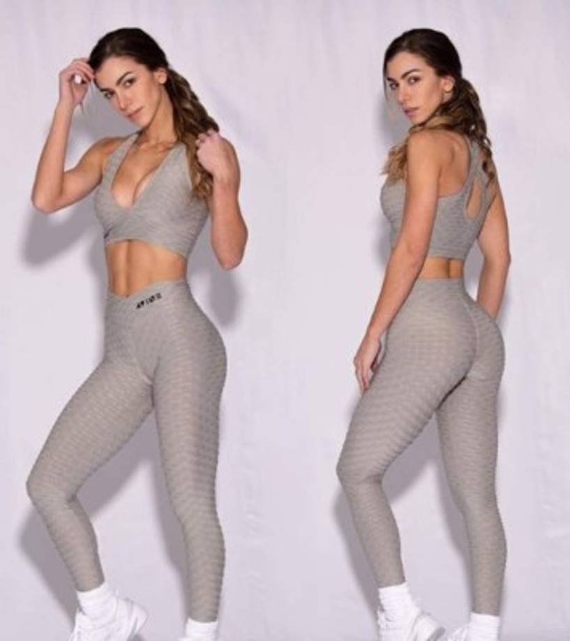 Cuenta cerca de 12 millones de seguidores. En 2014 Anhella dejó su carrera de modelo para ejercitar su cuerpo y dejarlo envidiable.