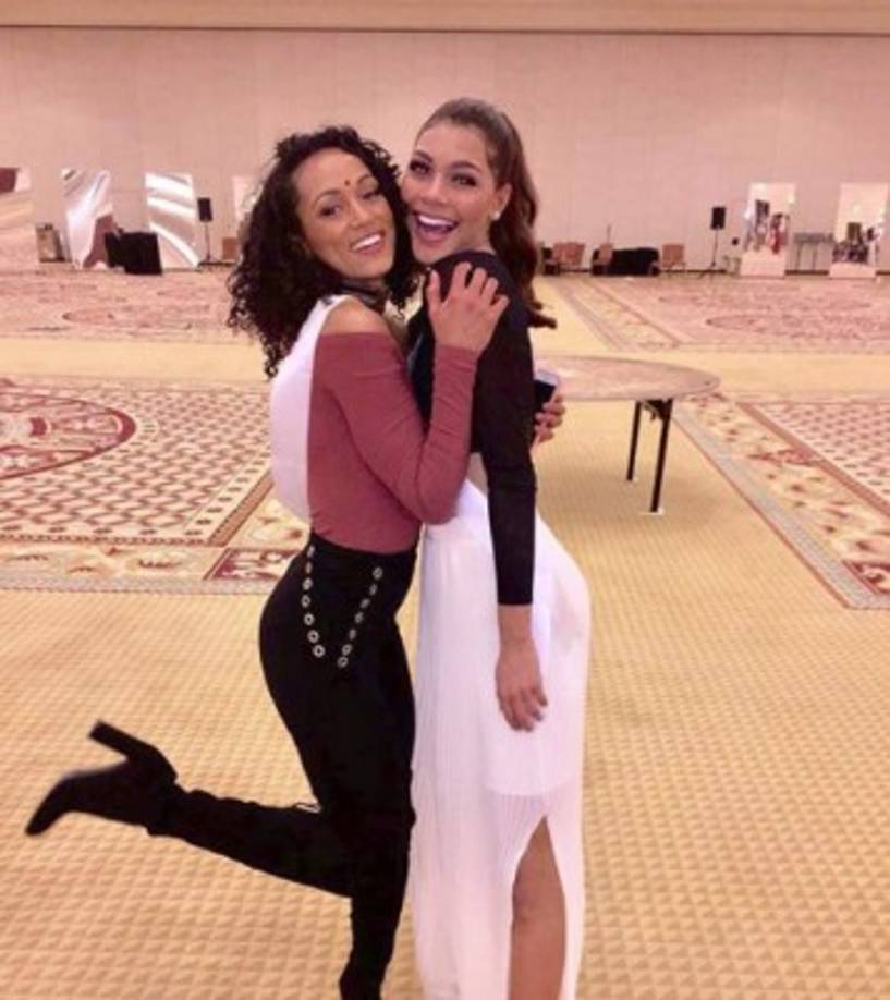 April posa junto a Kara McCullough, Miss Estados Unidos, durante los ensayos para la gala del Miss Universo.
