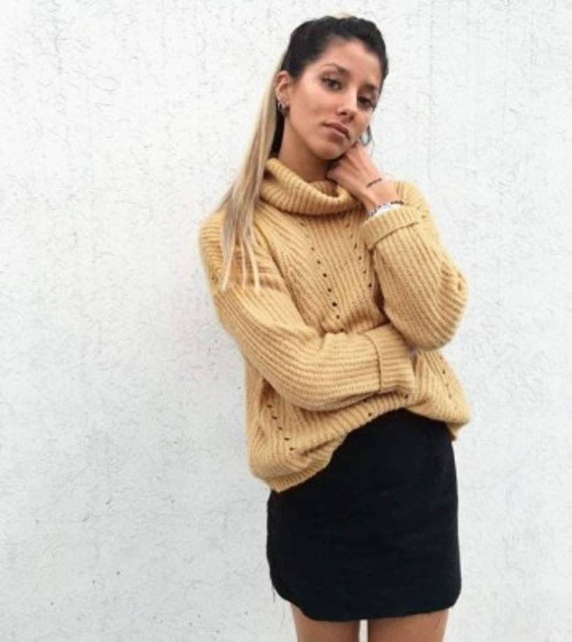 Mientras cruzaban una calle en una esquina donde no había semáforo otro automóvil chocó el vehículo en donde se trasladaba ella junto a sus padres.