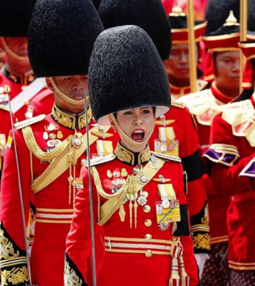 Suthida Tidjai se desempeñó durante varios años como miembro de un cuerpo especial de seguridad real. También fue nombrada general del Ejército y en 2007 fue elegida subcomandante del servicio de seguridad del monarca y 'thanpuying', uno de los mayores títulos de la nobleza en Tailandia.