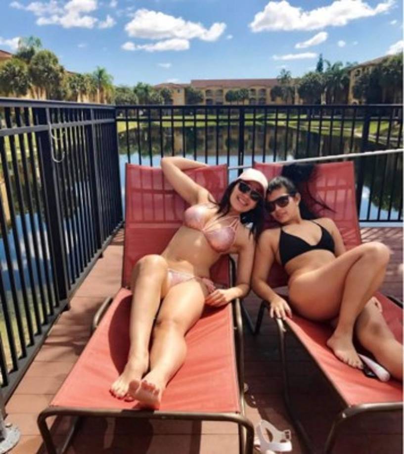 Mientras Emilio Izaguirre trabaja con la Selección de Honduras, ella aprovecha para tomar algo de sol en Miami.