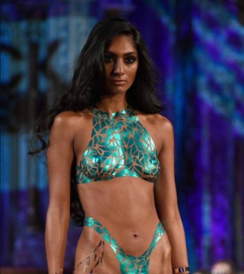 Por otro lado se desconoce que diferencia la cinta de Álvarez con la cinta normal para que pueda ser aplicada en lugares sensibles del cuerpo sin causar daños.<br/><br/>Además, a diferencia de un traje de baño que uno pueda colocarse solo, este requiere de ayuda de otra persona para poder cubrir las partes del cuerpo que no estén al alcance de las manos del usuario.<br/>