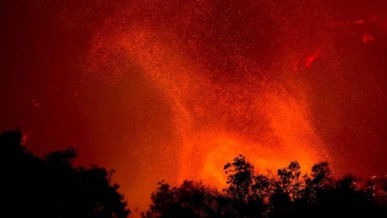 Los devastadores incendios forestales de California siguen dejando imágenes apocalípticas. Un tornado de fuego, conocidos como firenado, ha causado alarma en redes sociales tras viralizarse las imágenes que muestran este extraño fenómeno sobre el Estado Dorado.
