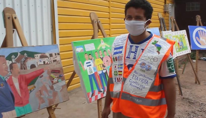 El pintor desea exponer sus pinturas de forma pública.