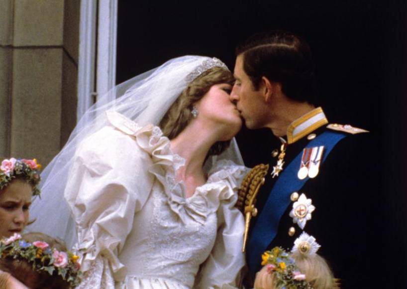 Cinco meses después se casaron en la Catedral de San Pablo. Unas 600.000 personas aproximadamente llenaron las calles de Londres para ver a la pareja el día de su boda.