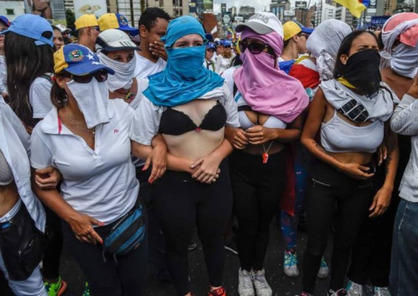 Miles de opositoras marcharon en la capital y en al menos 15 estados del interior para pedir el 'cese de la represión' a las protestas, algo por lo que acusan al Gobierno de Nicolás Maduro y a los cuerpos de seguridad del Estado.