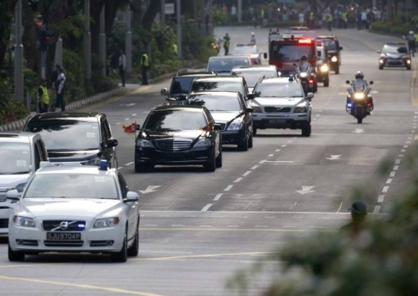 LBB005. Singapore (Singapore), 10/06/2018.- The motorcade carrying North Korean leader Kim Jong-un, drives pass on the street in Singapore, 10 June 2018. The North Korean leader is scheduled to meet on 10 June 2018 with Singapore Prime Minister Lee Hsien Loong ahead of a historic summit between US President Donald J. Trump and North Korean leader Kim Jong-un, scheduled to be held at the Capella Hotel on Singapore's Sentosa Island on 12 June 2018. (Singapur, Singapur, Estados Unidos) EFE/EPA/LYNN BO BO