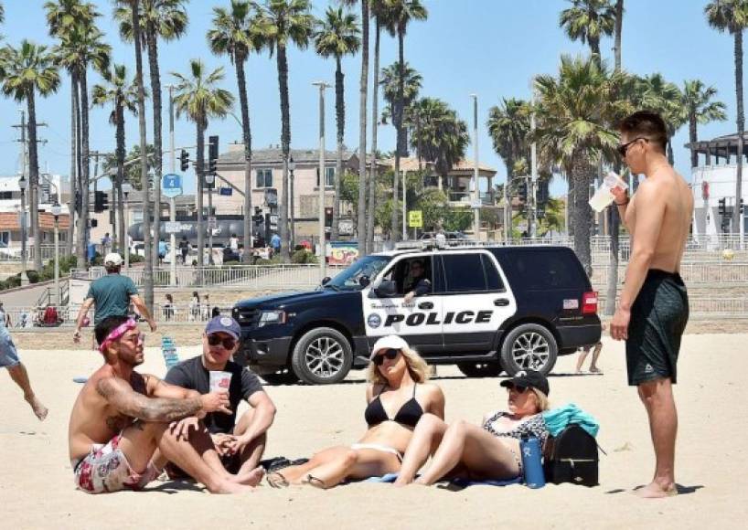 Las autoridades de Newport Beach informaron que vigilarán en las próximas horas los accesos a la playa y, si no se cumplen las medidas de distancia social, optarán por cerrar las playas.
