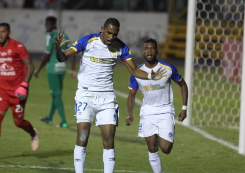 Jerry Bengtson celebrando su segundo gol del partido.