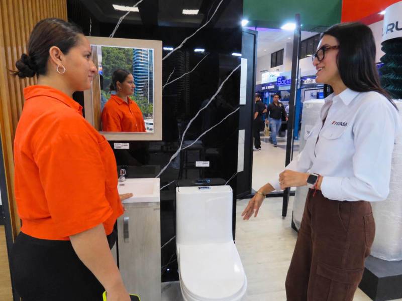 Los visitantes mostraron un gran interés por los productos exhibidos en el stand de FEFASA.