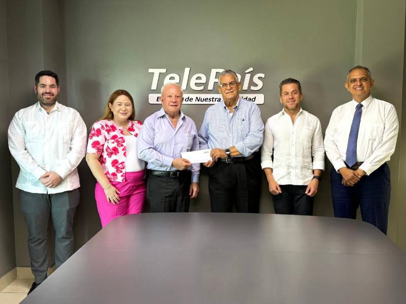 La notificación oficial fue entregada a manos de Roger D. Valladares, en compañía de sus hijos Roger André, Ruth Michell, Roger Enrique y la máxima autoridad académica de la institución, Javier Mejía, Rector General.