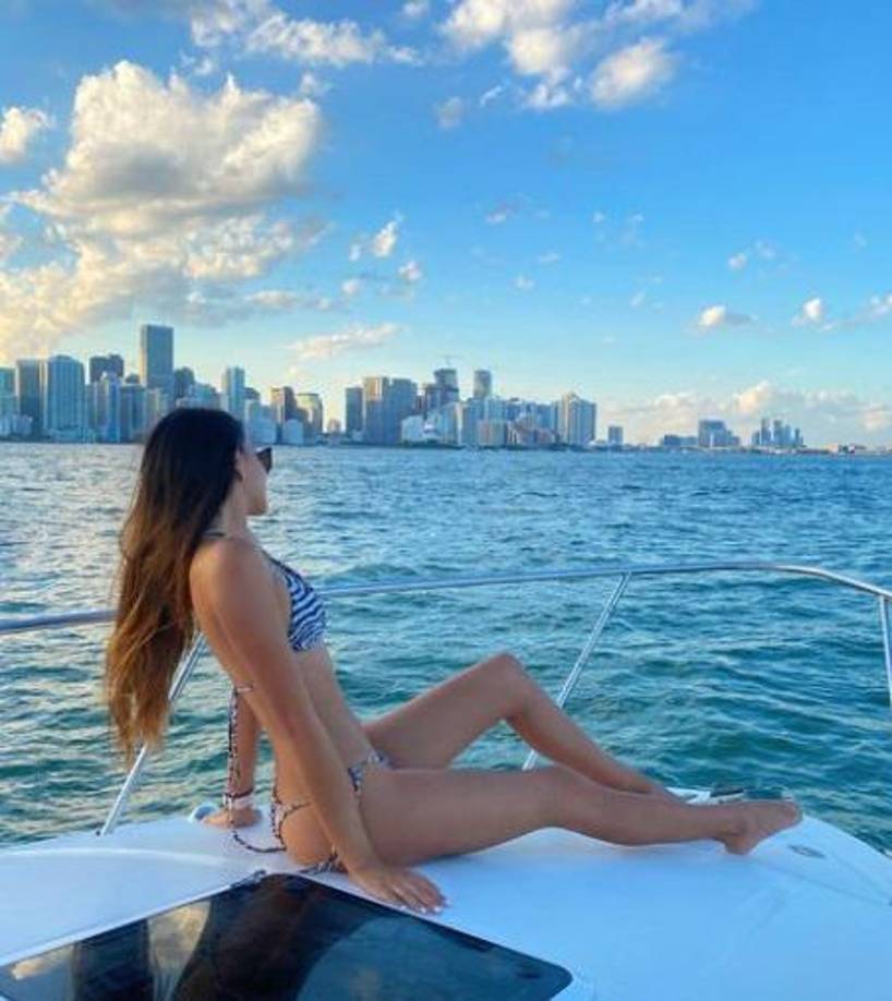 Afirma que viajar es una de sus pasiones y que busca crear contenido para documentarlos y destacar sus otras aficiones.